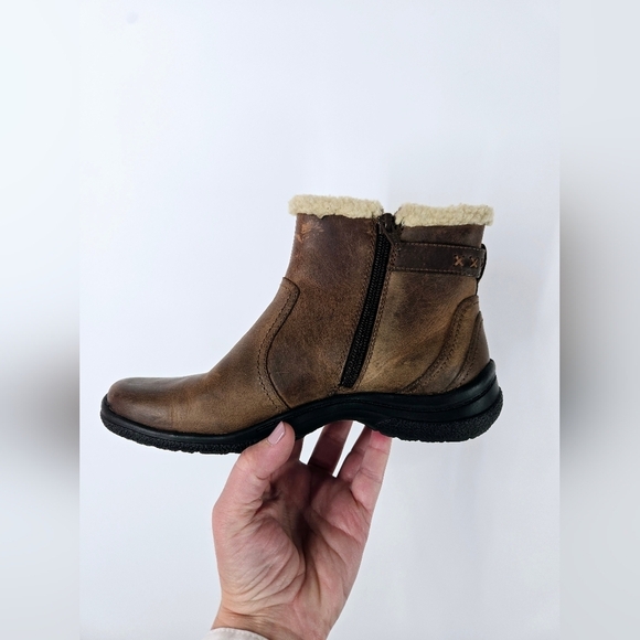 Clarks Brown Ankle Boots with Cream Trim - Picture 2 of 5